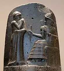 Le roi Hammurabi de Babylone (1792-1750 av. J.-C.) face au dieu Shamash, détail de la stèle du Code de Hammurabi. Musée du Louvre.