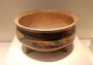 Bassin de type pen. Terre cuite chamois peinte: poissons. H. 16,7 cm. Culture de Banpo, Site de Banpo, Shaanxi, v. 4500. Musée du Shaanxi. Xi'an