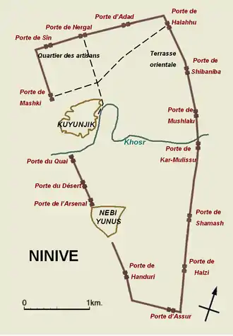 Plan d'ensemble de Ninive au VIIe siècle av. J.-C. L'acropole avec les principaux palais royaux se situent sur le tell de Kuyunjik. Le palais royal comprenant l'arsenal se situe sur le tell Nebi Yunus.