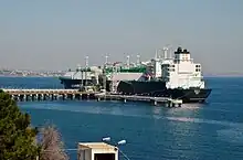 navire de grande taille, aux superstructures anguleuses, attaché à un quai