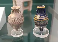 Deux fioles à parfum en verre coloré. VIe – Ve siècle av. J.-C., Tharros. British Museum.